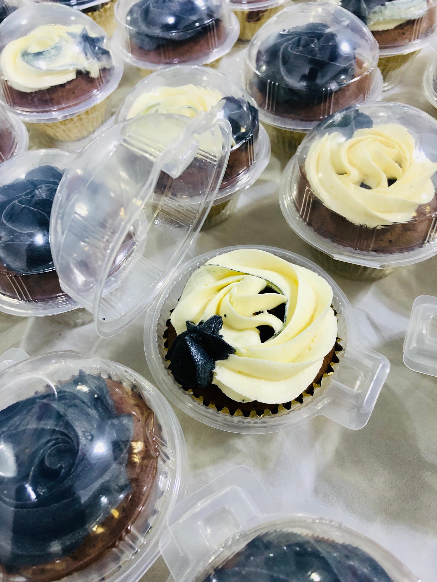 Black & White themed Cup Cake — image 3