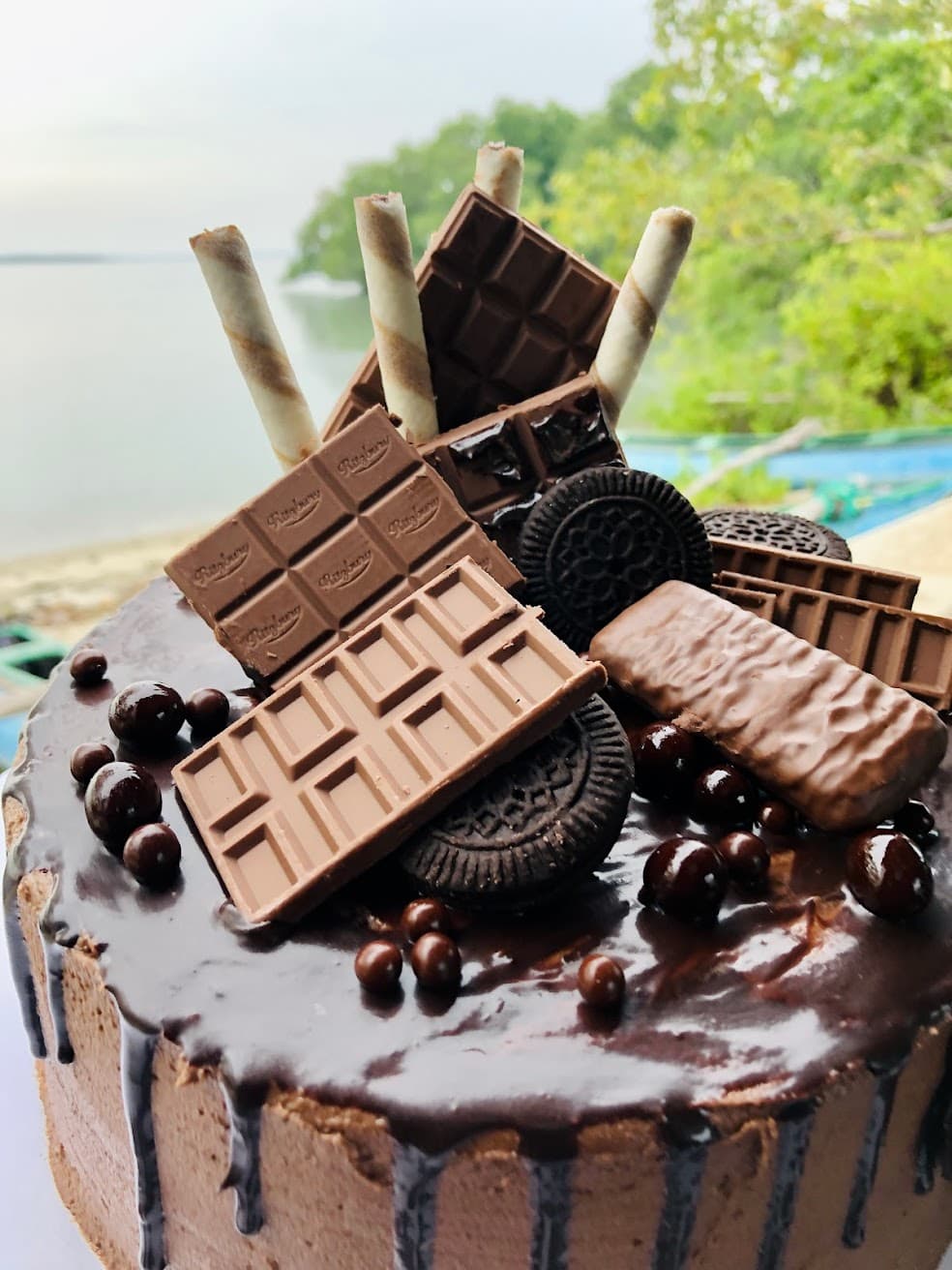 Drip cake with large Chocolate Chips — image 3