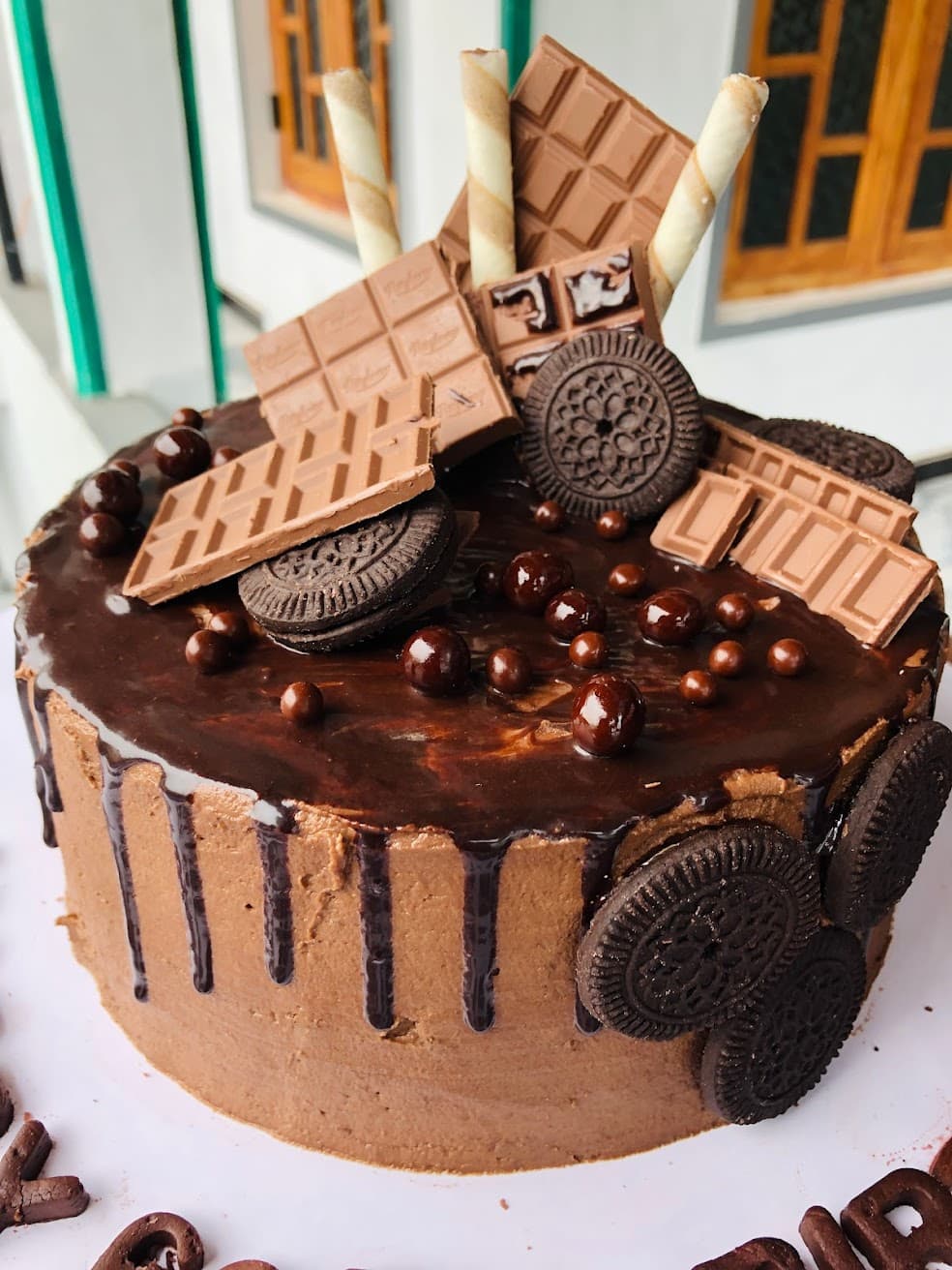 Drip cake with large Chocolate Chips — image 5