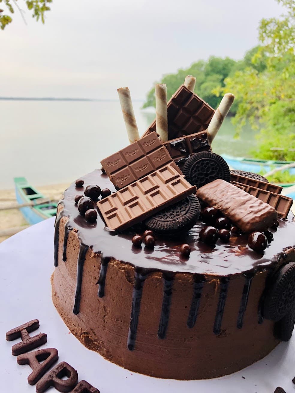 Drip cake with large Chocolate Chips — image 2