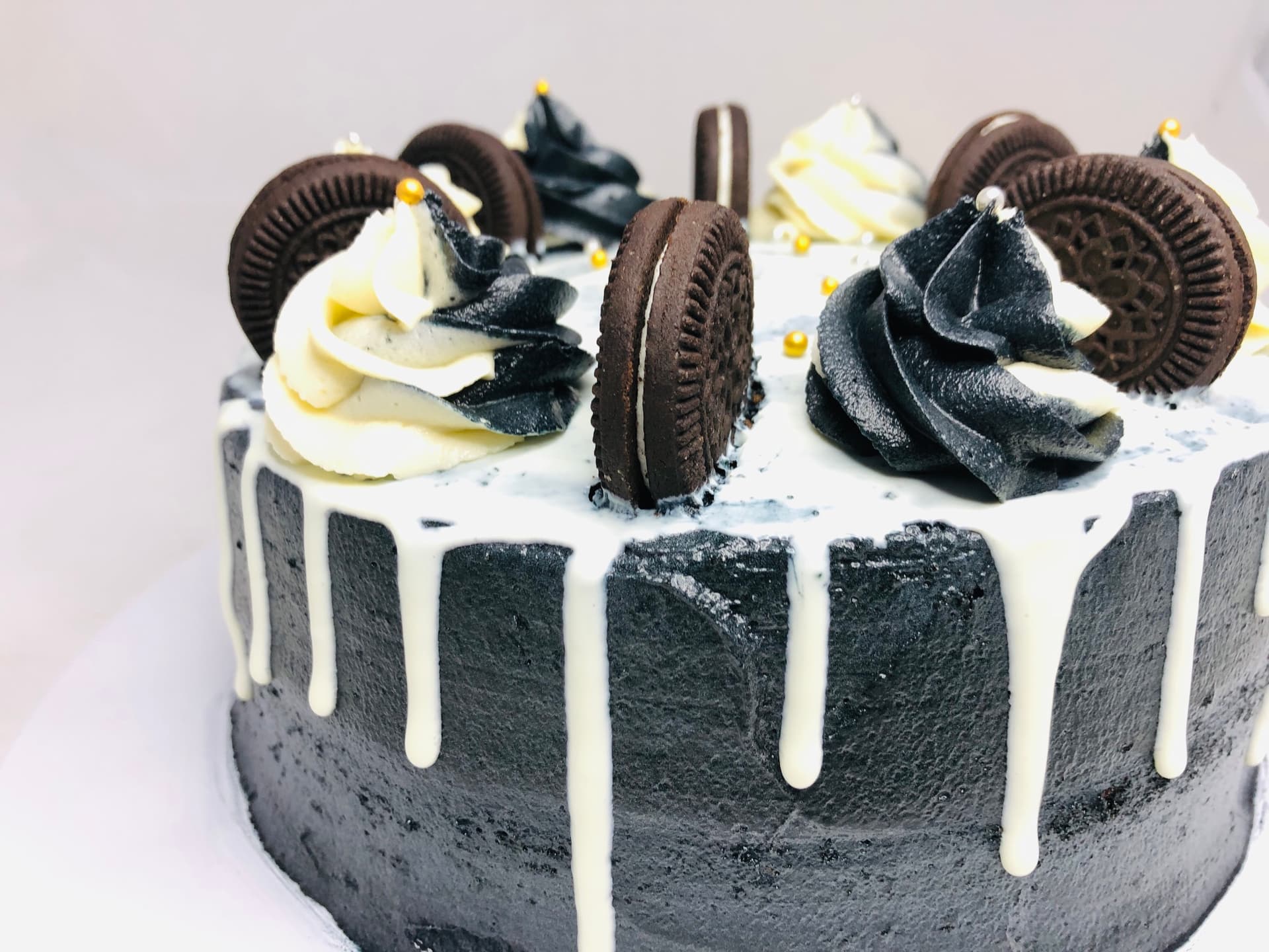 Black Cake with Black Sandwich Cookies — image 5