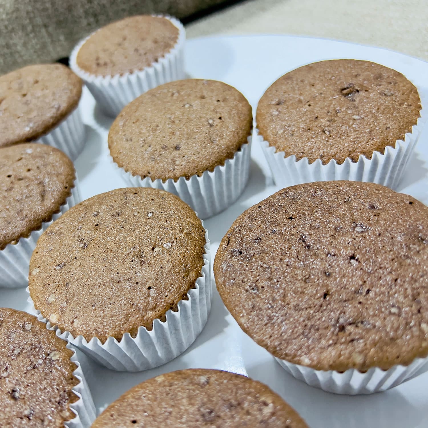 Plain butter cupcakes in a party pack — image 2