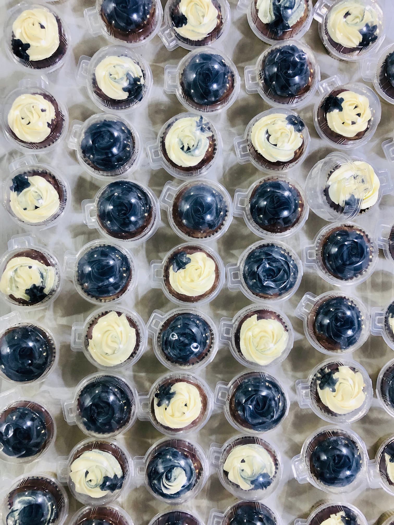 Black & White themed Cup Cake — image 4
