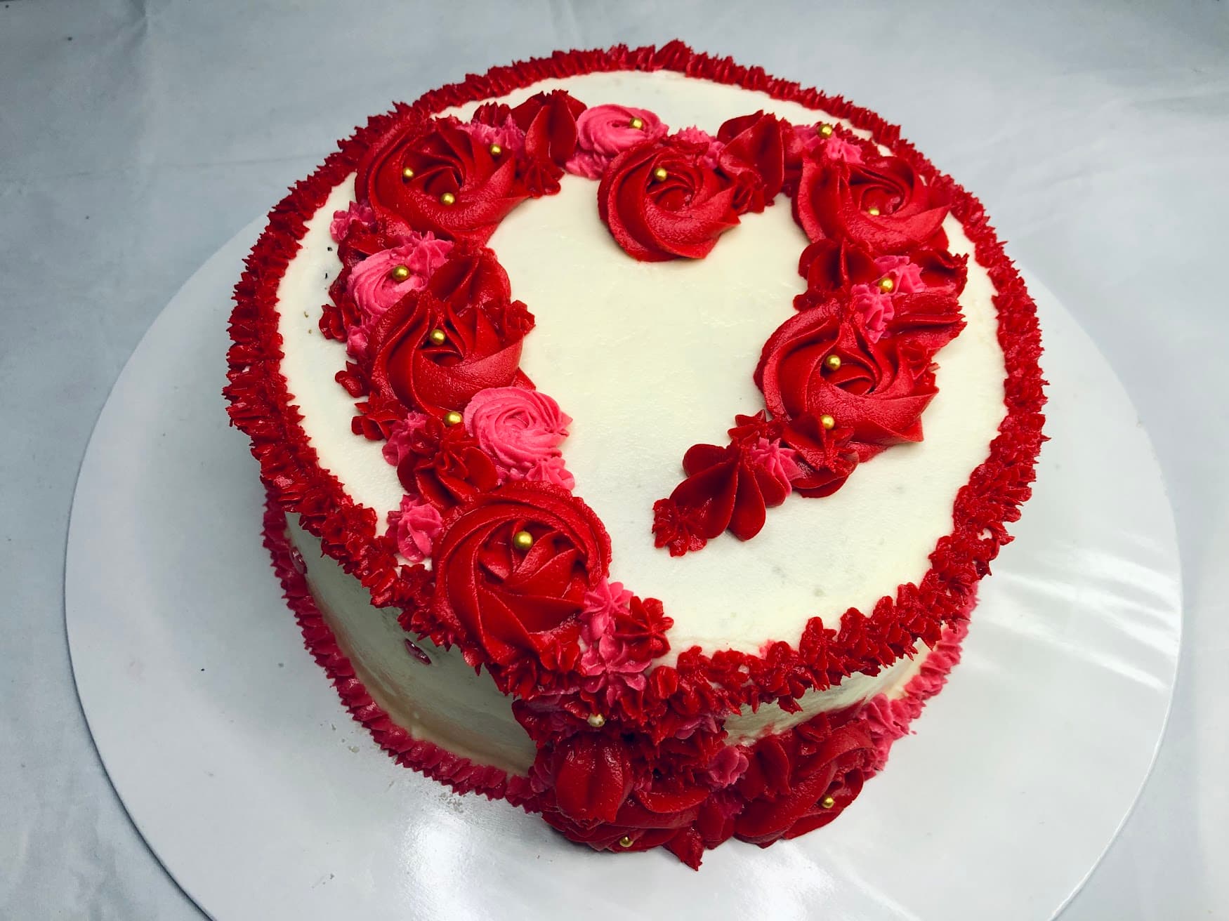 Red Love themed cake for anniversary or oldies — image 5