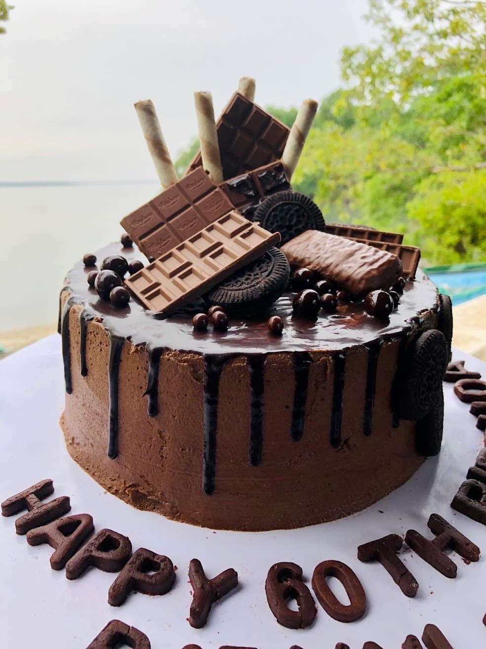 Drip cake with large Chocolate Chips — image 4