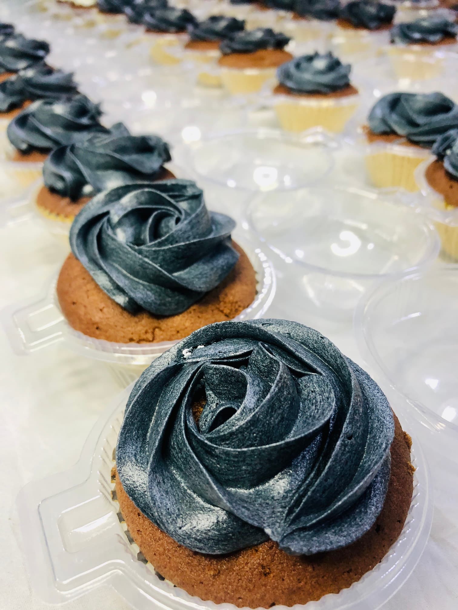Black & White themed Cup Cake — image 5