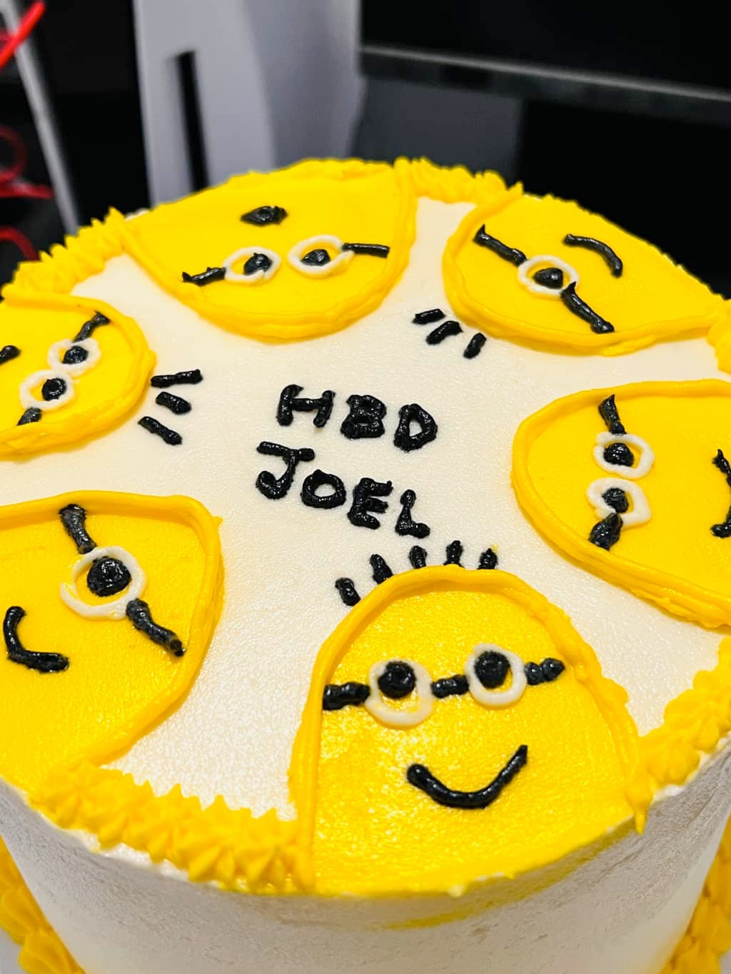 Yellow Minion Cake — image 2