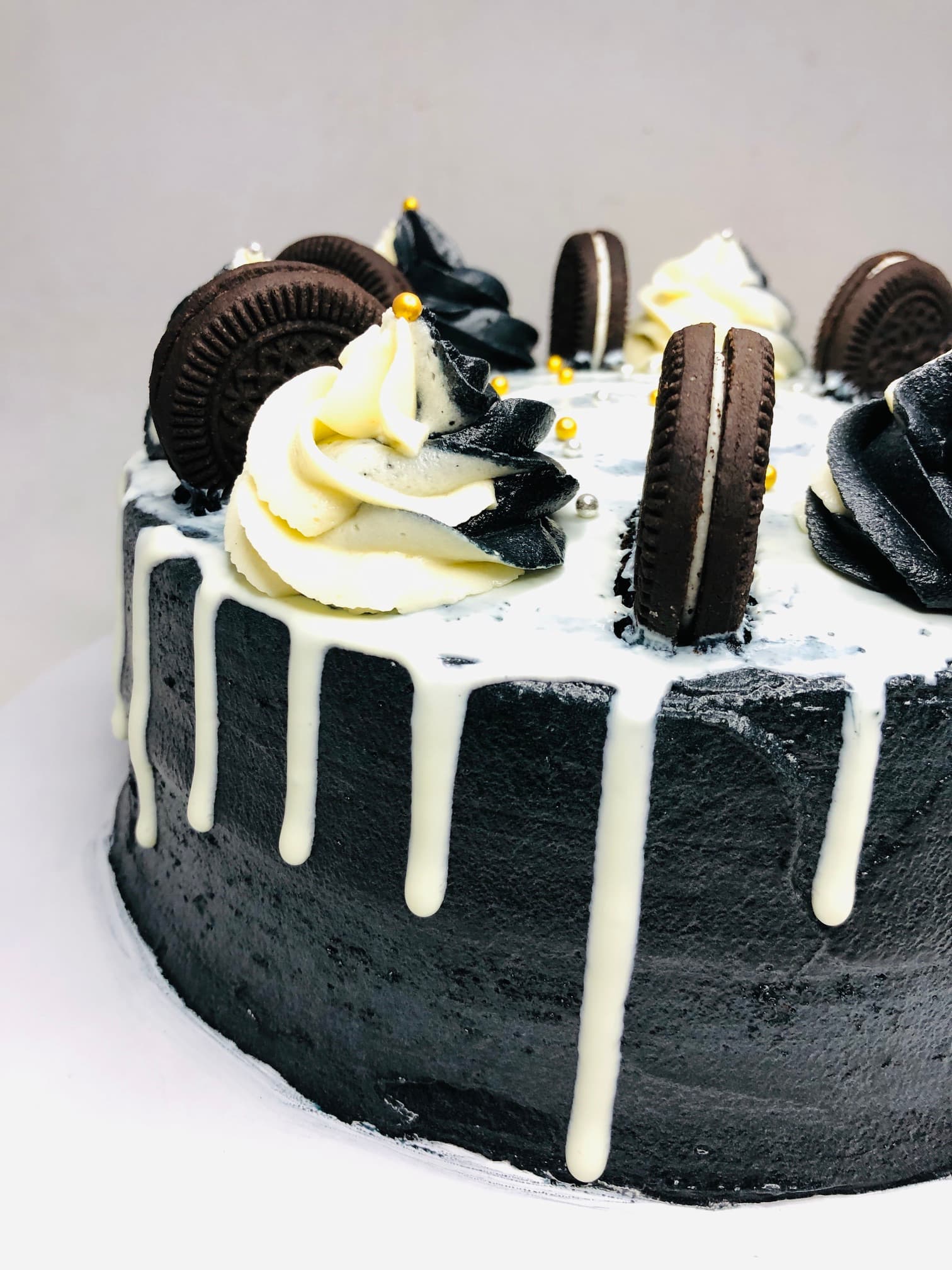 Black Cake with Black Sandwich Cookies — image 2