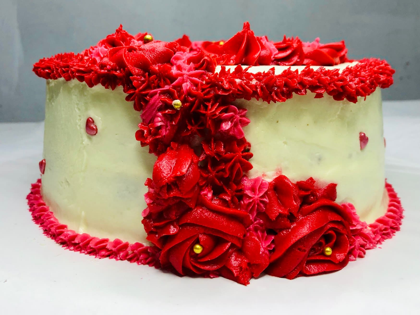 Red Love themed cake for anniversary or oldies — image 4