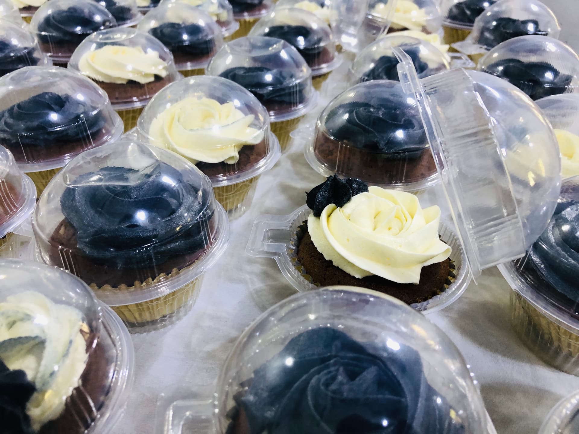 Black & White themed Cup Cake — image 2