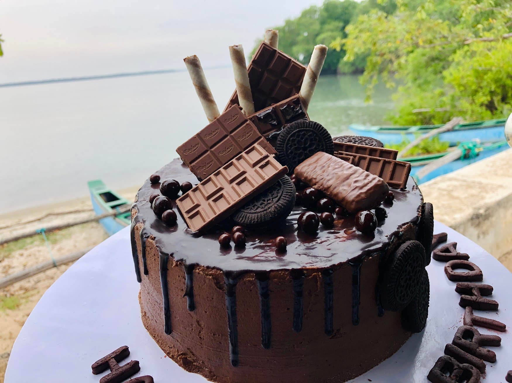 Drip cake with large Chocolate Chips — image 6