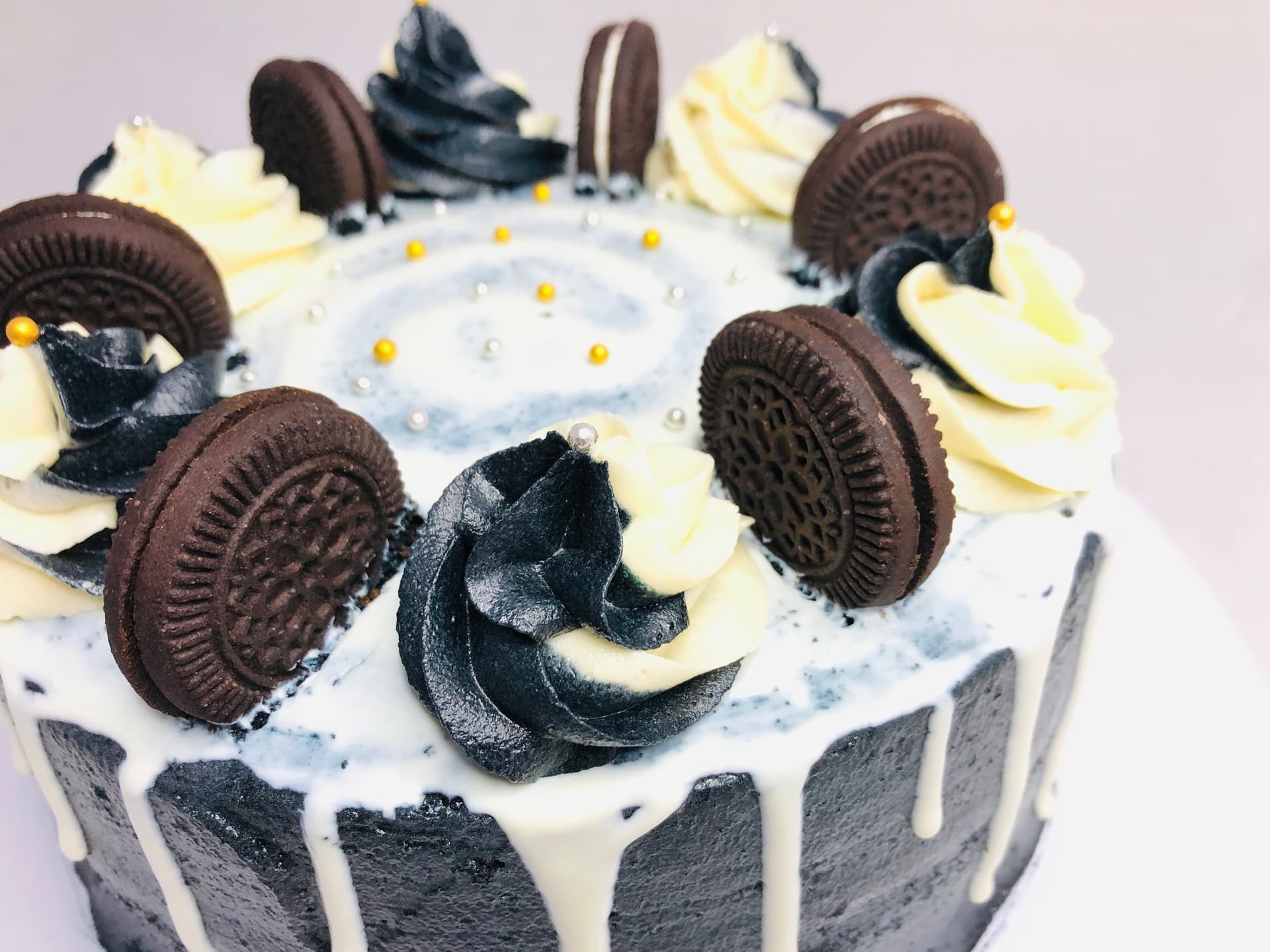 Black Cake with Black Sandwich Cookies — image 4