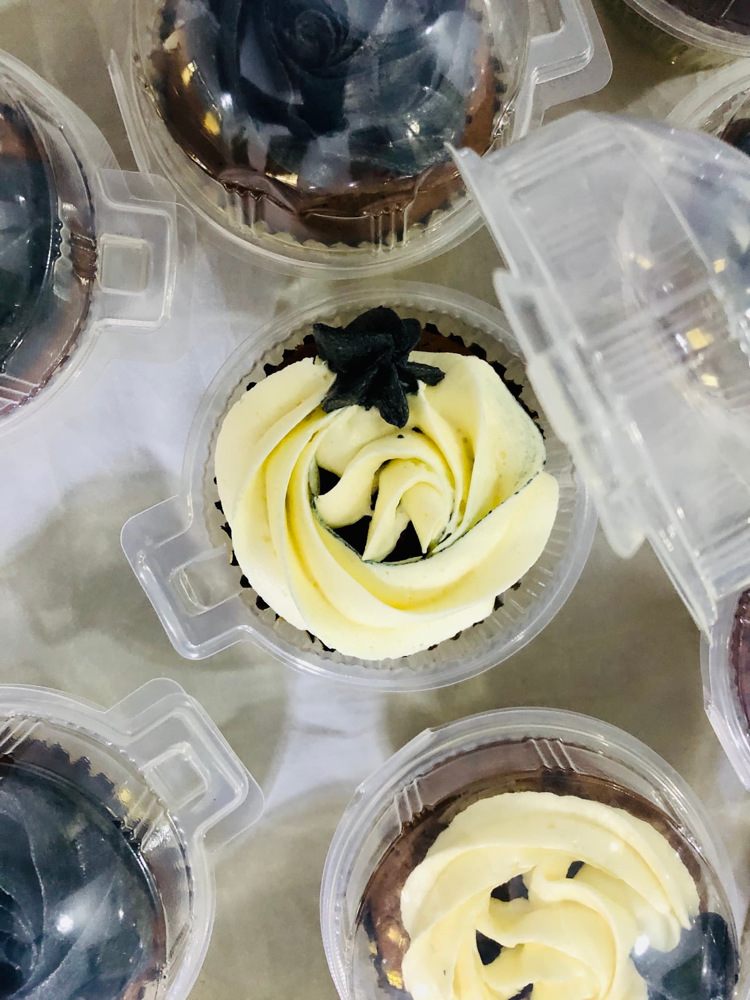 Black & White themed Cup Cake